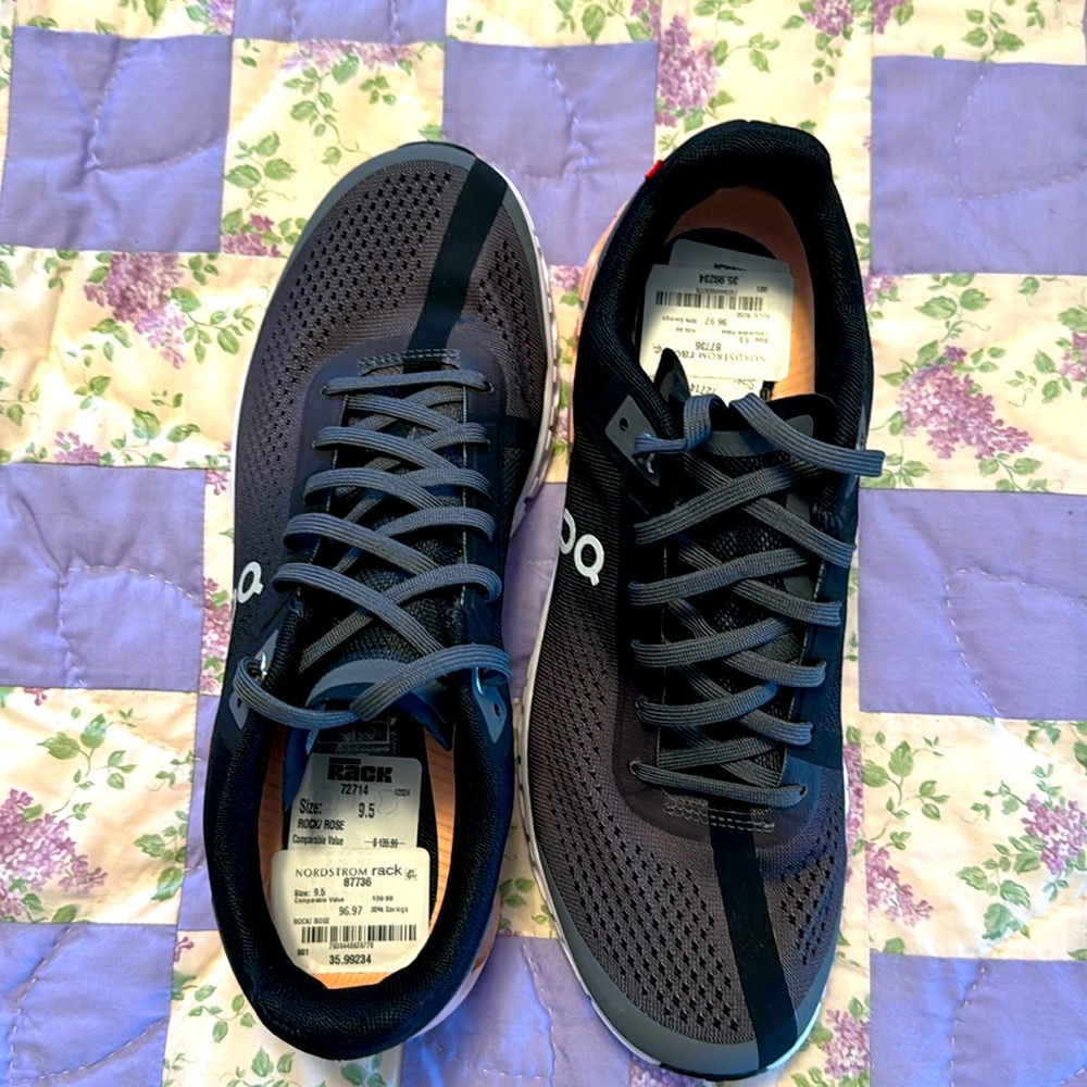 New cloud sneaker, never worn